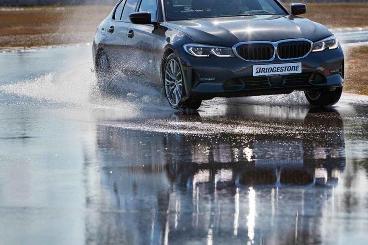 AQUAPLANING: CÓMO EL NEUMÁTICO MARCA LA DIFERENCIA