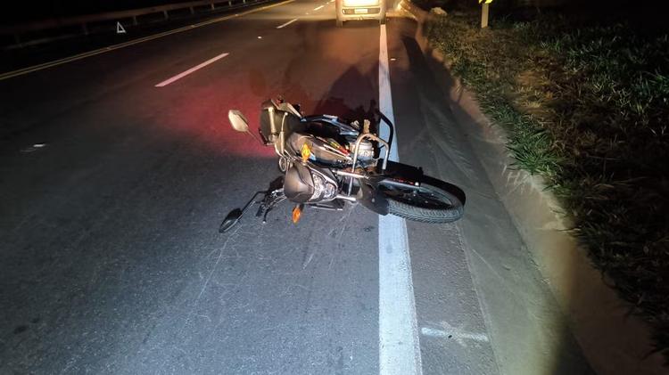 Motociclista morre após perder controle e bater contra barreira metálica na MG-050