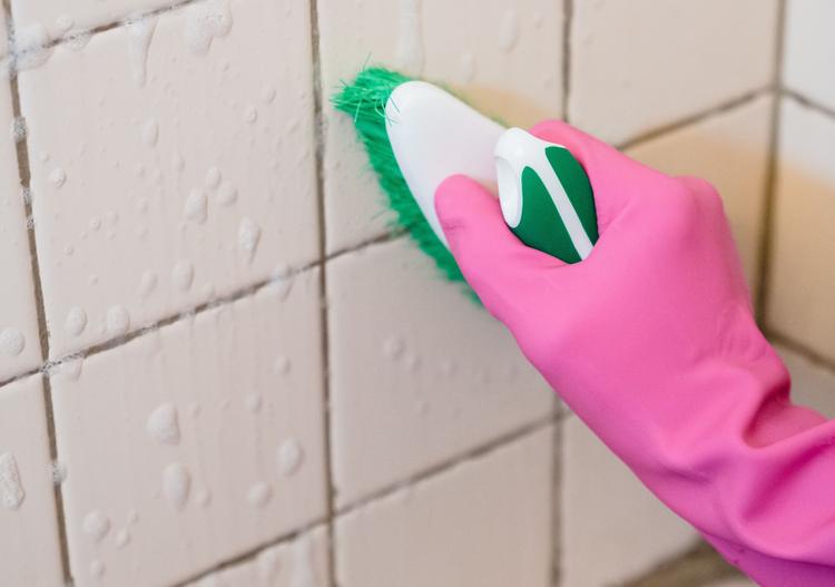 Azulejo manchado e piso do box encardido: o passo a passo seguro para limpar o banheiro sem misturar produtos perigosos
