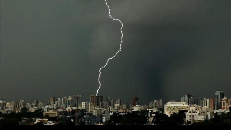 Veja quais são as 30 cidades do Paraná sob alerta de tempestade, com risco de granizo e ventos de até 100 km/h