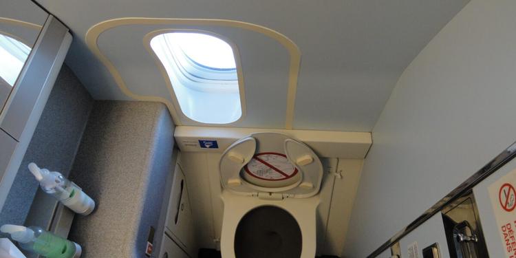 Fuma nel bagno dell’aereo e fa scattare l’allarme: multa da 2.064 euro a Catania