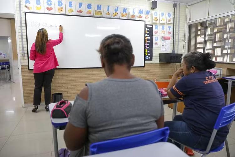 Brasil tem 63 milhões sem educação básica completa; rede quer ampliar volta à escola e inclusão no trabalho