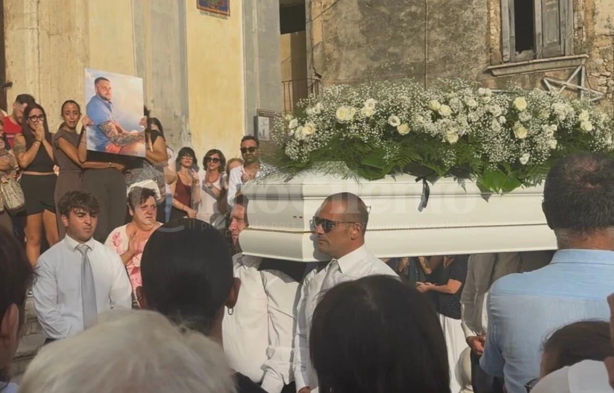 Capaccio Paestum in lacrime per Fabio Barlotti, l’ultimo addio al 33enne