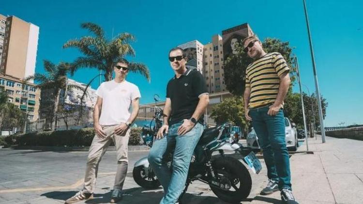 Los malagueños Airbag critican el negocio de las giras de despedida en su nueva canción