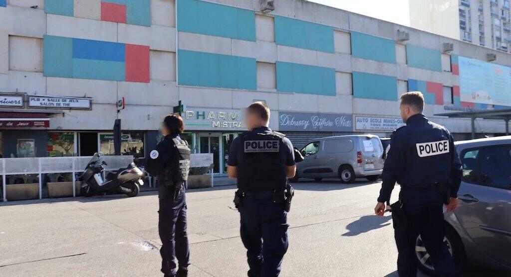 Nîmes : des fusils d’assaut Kalachnikov et de la drogue saisis dans un box souterrain