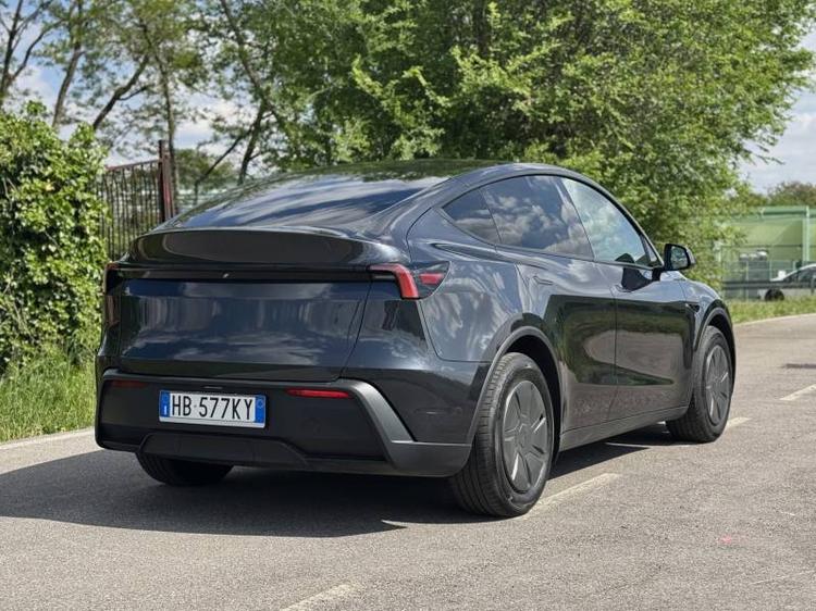 Tesla Model Y Standard: guarda tutte le foto 18