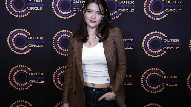 Atriz de 'The Pitt' critica gritos de fãs da série durante musical na Broadway