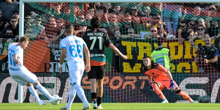 Il Venezia riemerge, il Napoli affonda: Adams condanna la squadra di Allegri. Stankovic para un rigore a De Bruyne