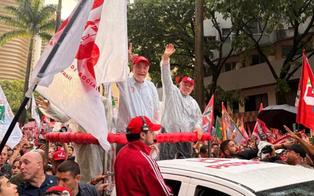 'Vamos devagar para estarem inteiros e acabar a eleição no 1° turno', diz Lula em caminhada em BH