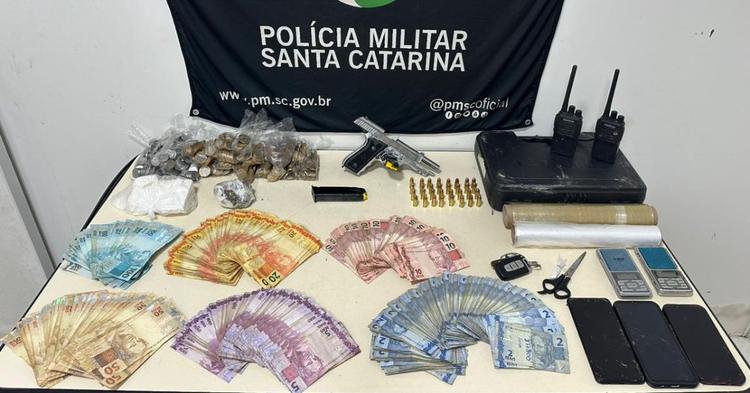 Ocorrência de tráfico termina com três detidos e arma apreendida em Blumenau