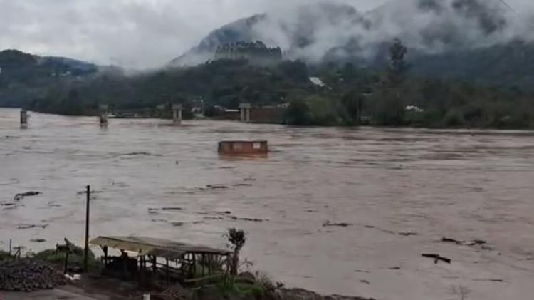 Chuva no RS: vídeo mostra casa arrastada por enxurrada na Serra Gaúcha