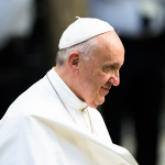 O Papa: a oração nos ajuda a amar os outros, não obstante seus erros e pecados