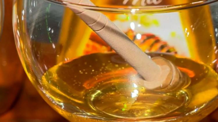 Nem todo mel é igual: veja o que define a cor e o sabor do produto conforme a flor