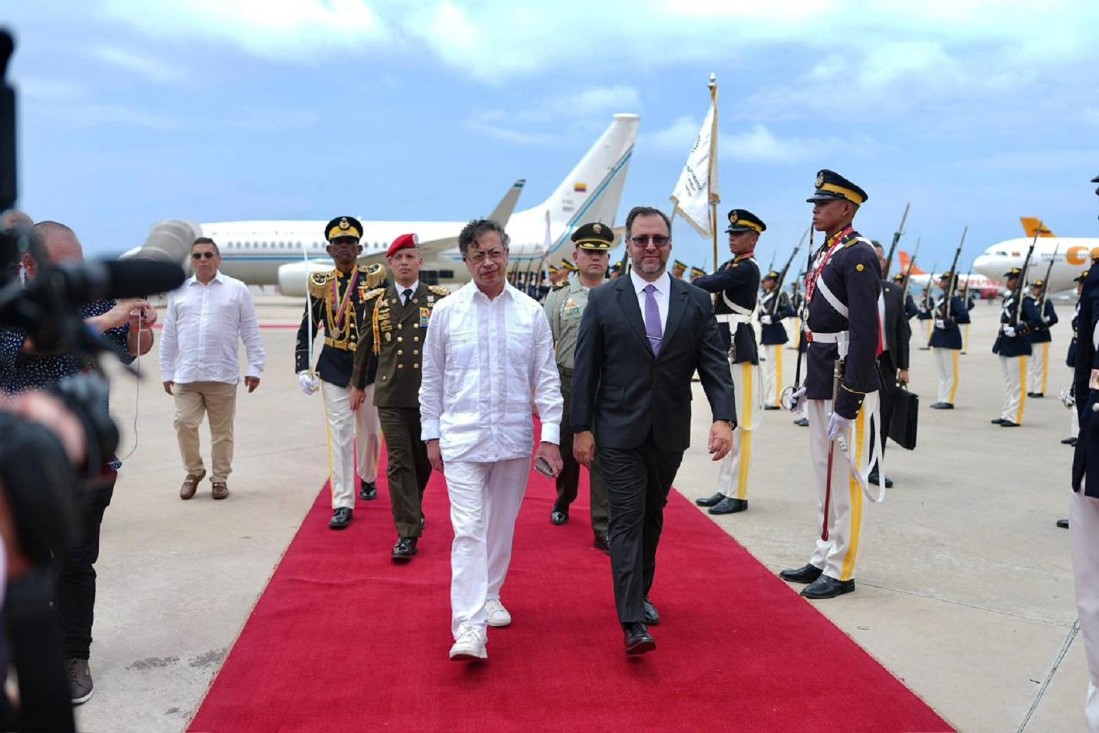 Colombia’s Petro Lands in Caracas to Set Bilateral Agenda with Venezuela