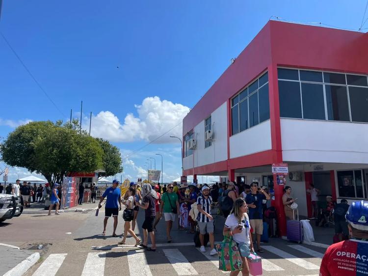 Movimento no Porto de Parintins aumenta com chegada de torcedores para o Festival Folclórico