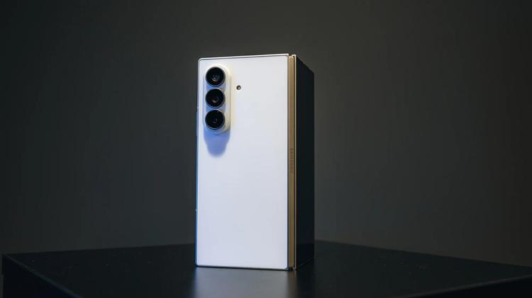 samsung galaxy z fold 8 ultra on display
