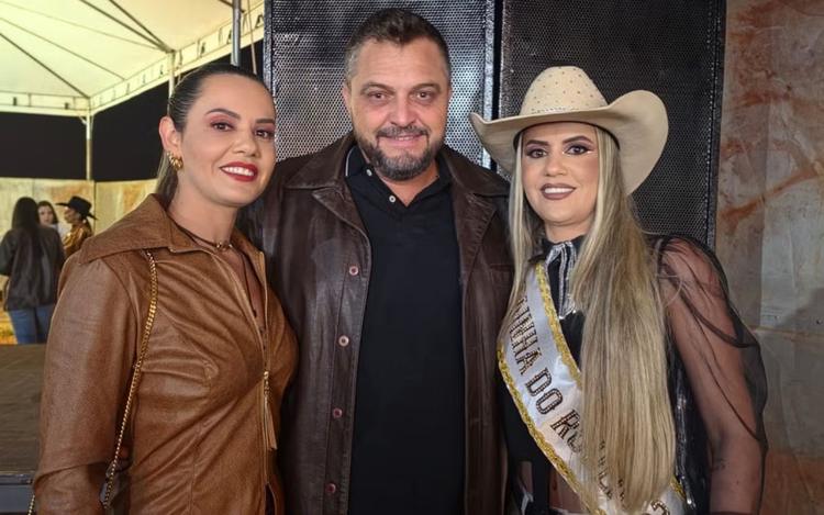 Rainha de rodeio revela que vive em trisal com a irmã gêmea e o mesmo homem