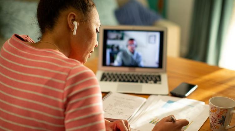 A Sarlat, le Campus Étudiant SarlaTech propose un espace dédié aux personnes engagés dans une formation à distance.