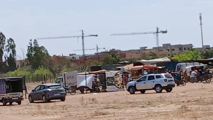 خاص.. أشخاص يتحدون قرار وزير الداخلية ويفرضون إتاوات على مرتادي سوق بمراكش