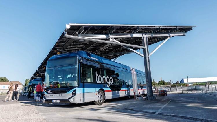Nîmes Métropole inaugure l'ombrière photovoltaïque au dépôt Tango et déploie ses bus 100 % électriques