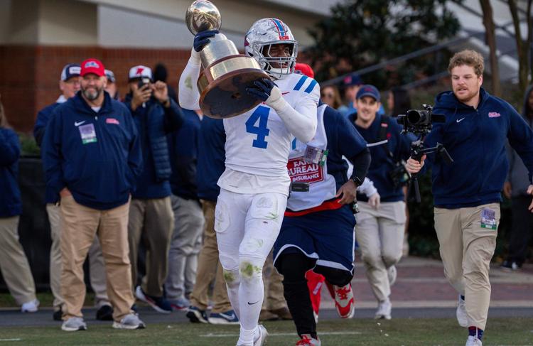Ole Miss linebacker Suntarine Perkins earns 2026 Chucky Mullins Courage Award