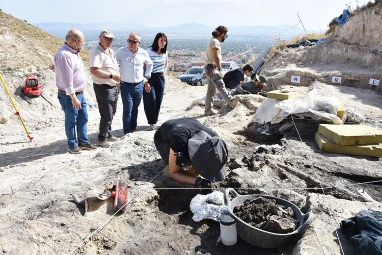 Visita municipal a las excavaciones en el yacimiento paleontológico Baza 1