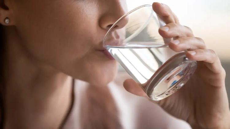 Los expertos coinciden: este es el efecto de beber agua nada más levantarse