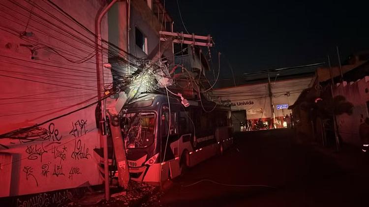 Ônibus apresenta falha mecânica, bate em poste e deixa três passageiras feridas em BH