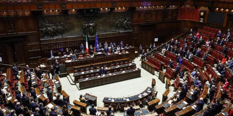 Legge elettorale, alla Camera la maggioranza va sotto sulle preferenze: 36 franchi tiratori. Sit-in delle opposizioni: "Andate a casa"