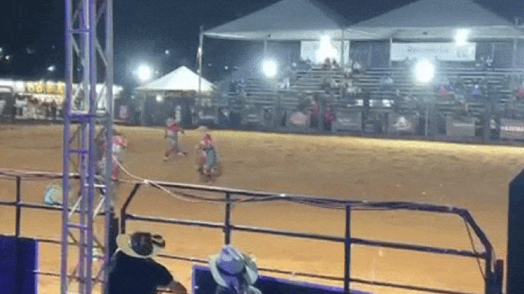 VÍDEO: salva-vidas de rodeio 'voa' após ser chifrado por touro durante montaria em Itapeva, SP