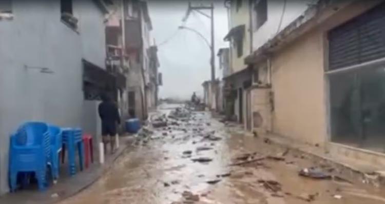 Ressaca provoca avanço do mar e assusta moradores da Fronteira, em Macaé, no RJ