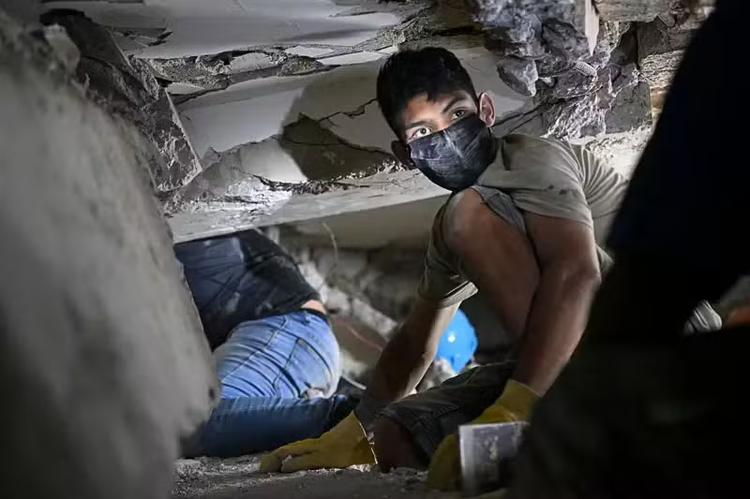 Cresce frustração com demora dos resgates na Venezuela: 'Há edifícios onde não foi removida sequer uma única pedra'