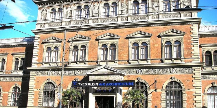 Furto al museo davanti ai visitatori: infrangono una teca e scappano con un gioiello a Vienna