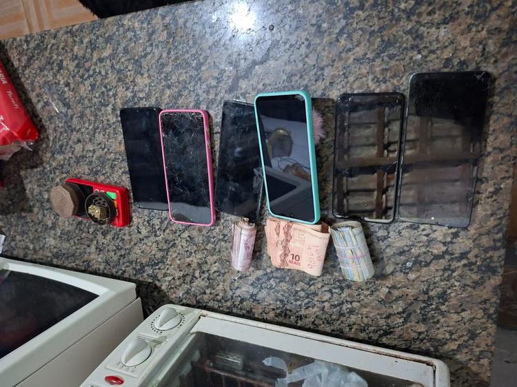 Polícia e GCM apreendem drogas, armas e celulares durante operação conjunta em Paranapanema
