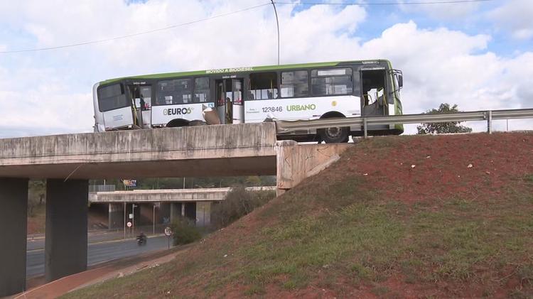 Ônibus perde freio e bate na mureta da Ponte do Bragueto, no DF