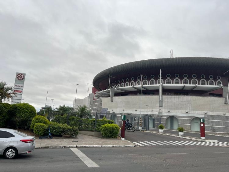 Criminosos assaltam joalheria em shopping de Porto Alegre e levam peças de ouro, diz polícia