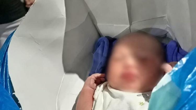 Bebé hallado en caja ya está a salvo en manos de Conani