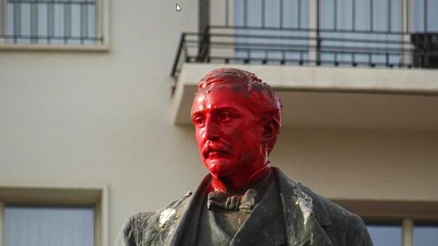 ¿Y si quien pintó la cabeza del Marqués de Larios hubiera sido un turista?