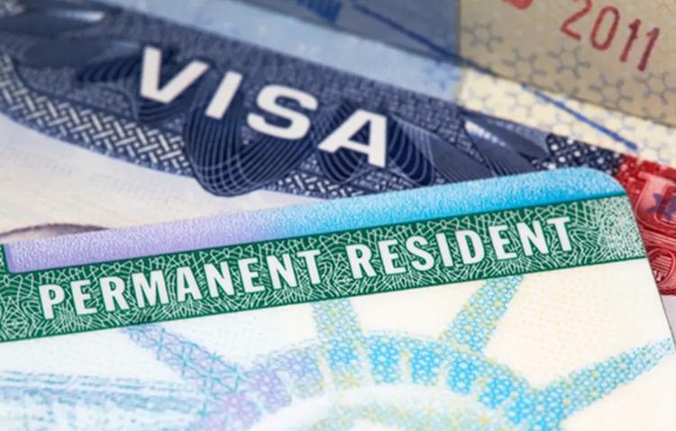 Governo Trump recua sobre regra que exigia saída dos EUA para obtenção de green card, diz jornal
