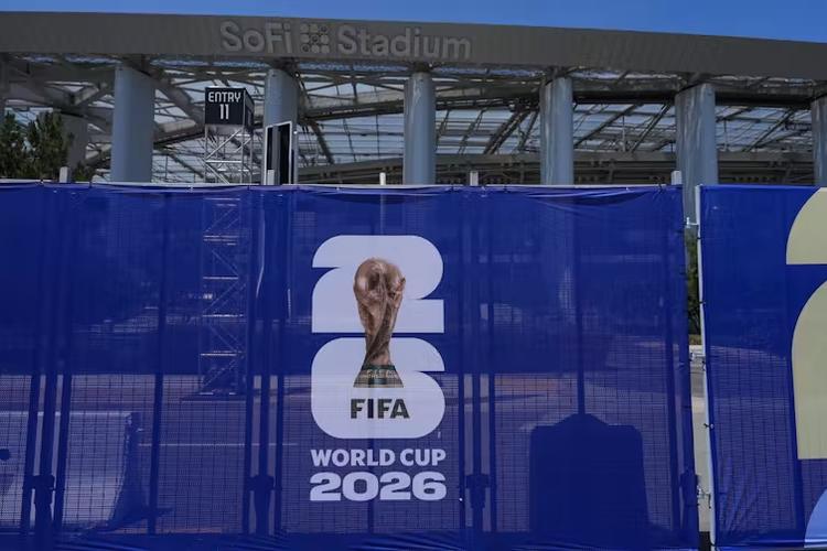 Un logo de la Coupe du monde 2026 de la FIFA en gros plan sur une barrière bleue
