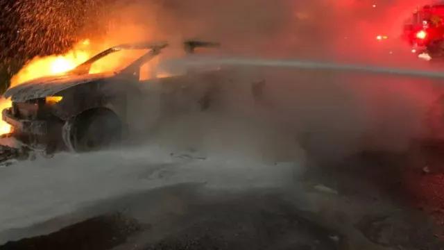 Homem bate Porsche em grade, carro pega fogo e motorista desaparece
