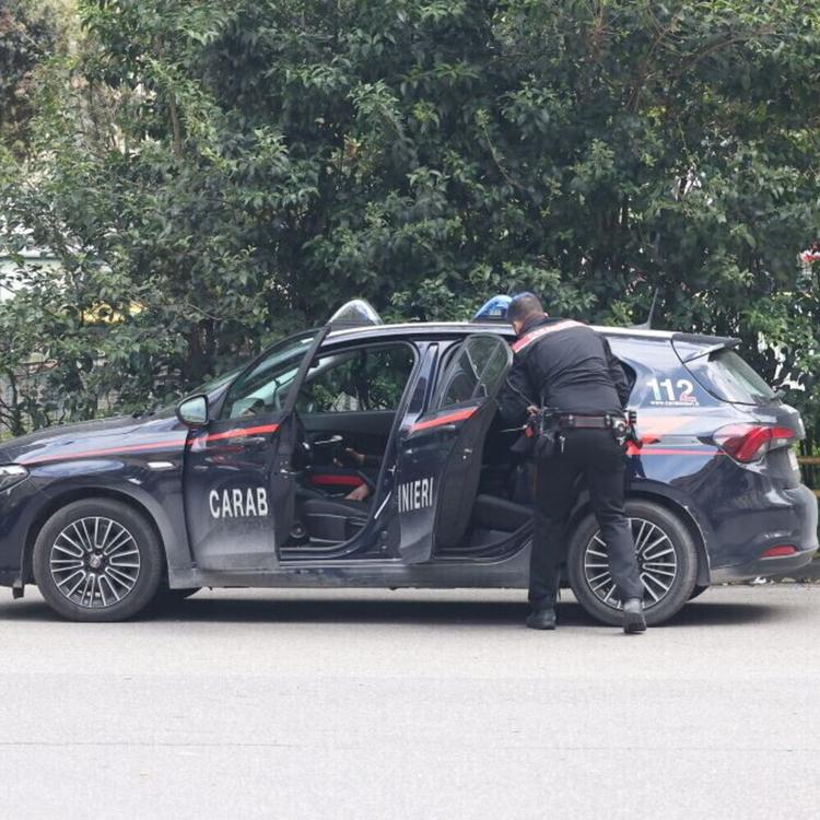 Tenta di uccidere la moglie (che non sa nuotare) lanciando l'auto in mare