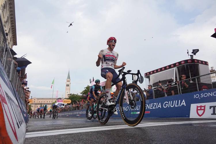 Volata a Pieve: tris di Magnier. Beffato Milan