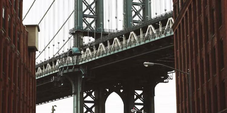 Uomo armato di coltello si arrampica sul ponte di Brooklyn, la polizia lo uccide