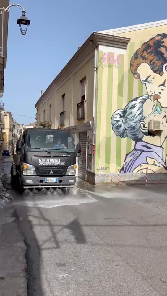 Quando la città dorme e le strade sono ancora silenziose, c’è chi è già al lavoro. Uomini e donne che, con impegno, sacr...