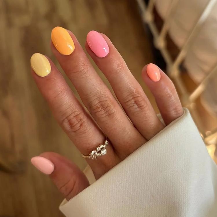 Los 10 colores de manicura que van a triunfar en el verano 2026: de los tonos pastel a las nuevas uñas con flores