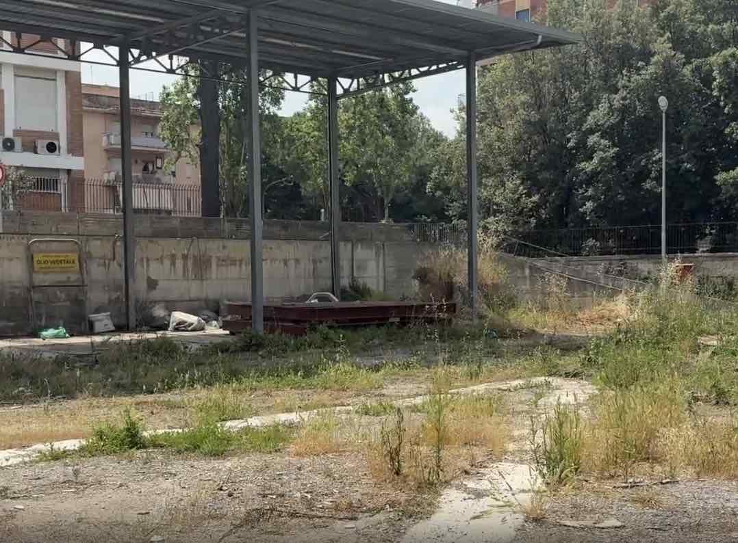Aversa, sopralluogo all’isola ecologica di via Perugia. I residenti: “Si riconverta opera, qui noi malati di tumori”