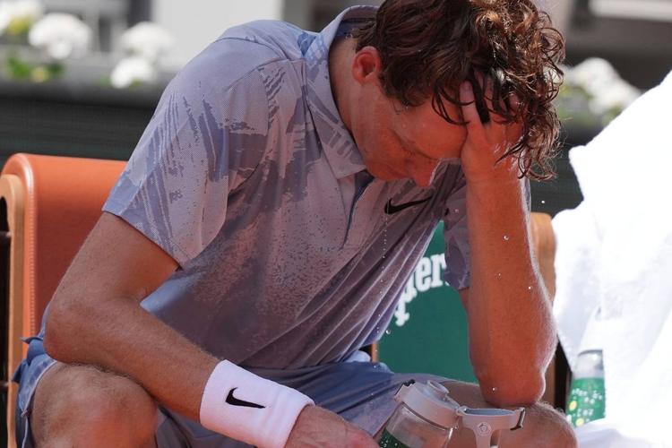 La vittoria a un passo, il malore, poi il crollo: così Sinner è stato eliminato al Roland Garros
