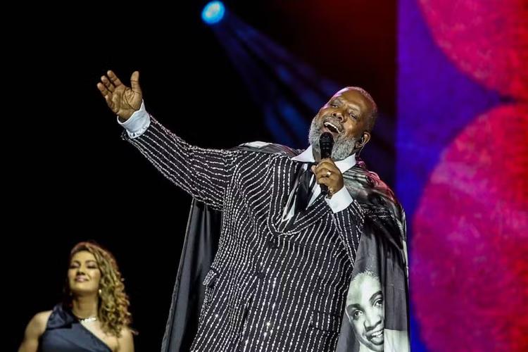 Péricles mostra por que é o 'Rei da Voz' em show sem pagode e com muitos sucessos do soul e R&B norte-americanos