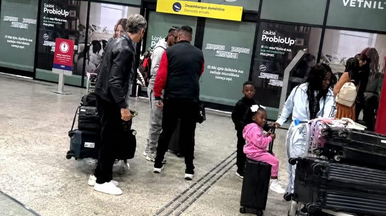 Kerwin Vargas chega a Curitiba para assinar com o Athletico-PR